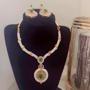 Elegant Green and Gold Necklace Set